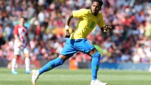 Manchester United agree deal to land Brazil midfielder Fred