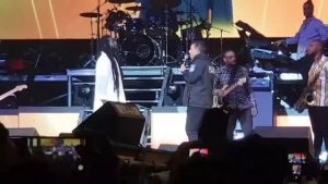 Buju Banton promotes unity; Gargamel invites Police Commissioner on stage